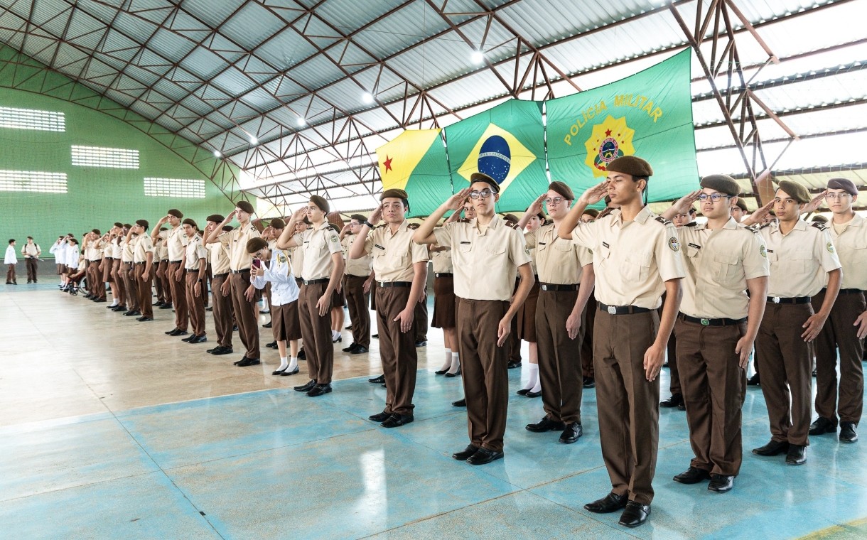 Alunos perfilados em formatura