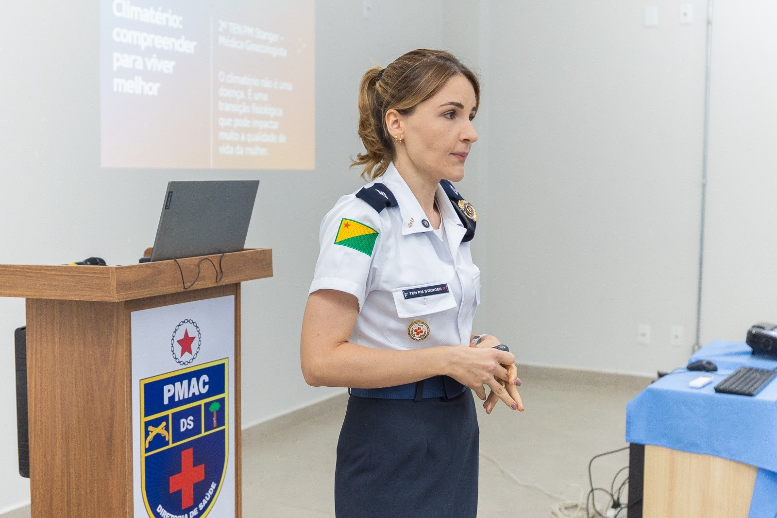 Tenente da Polícia Militar e ginecologista Stephanie Stanger conduz palestra sobre climatério para policiais femininas na Policlínica da PMAC. Foto: Matheus Holanda/PMAC