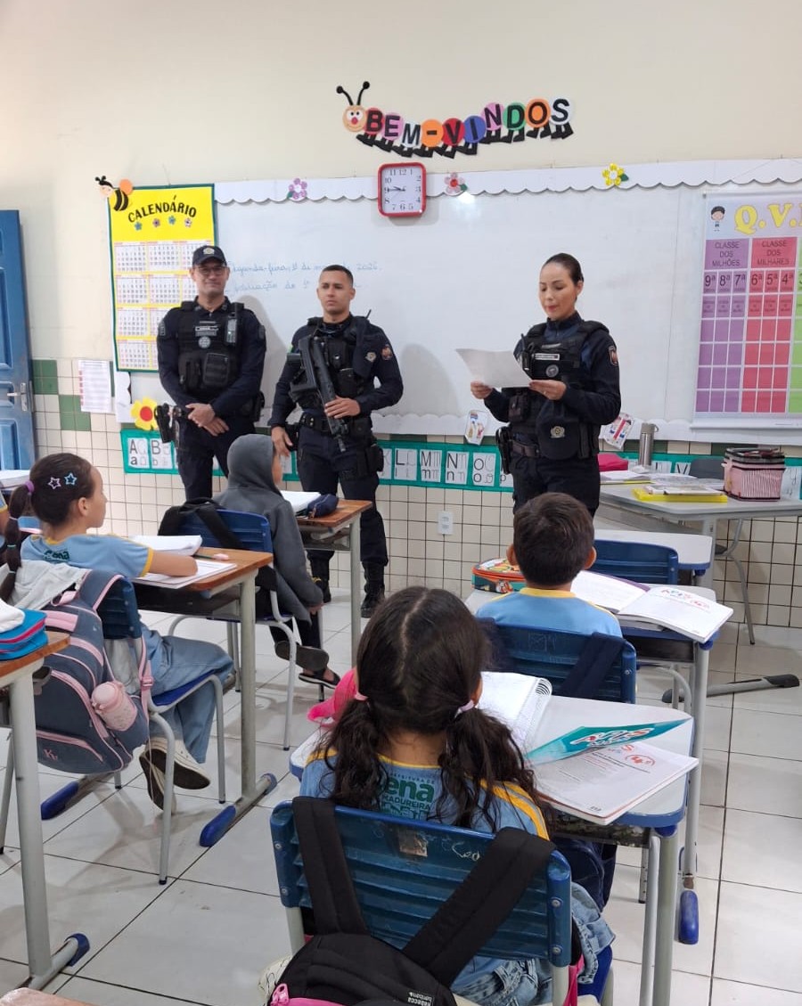 Policiais militares visitam as salas e realizam atividades educativas junto aos estudantes