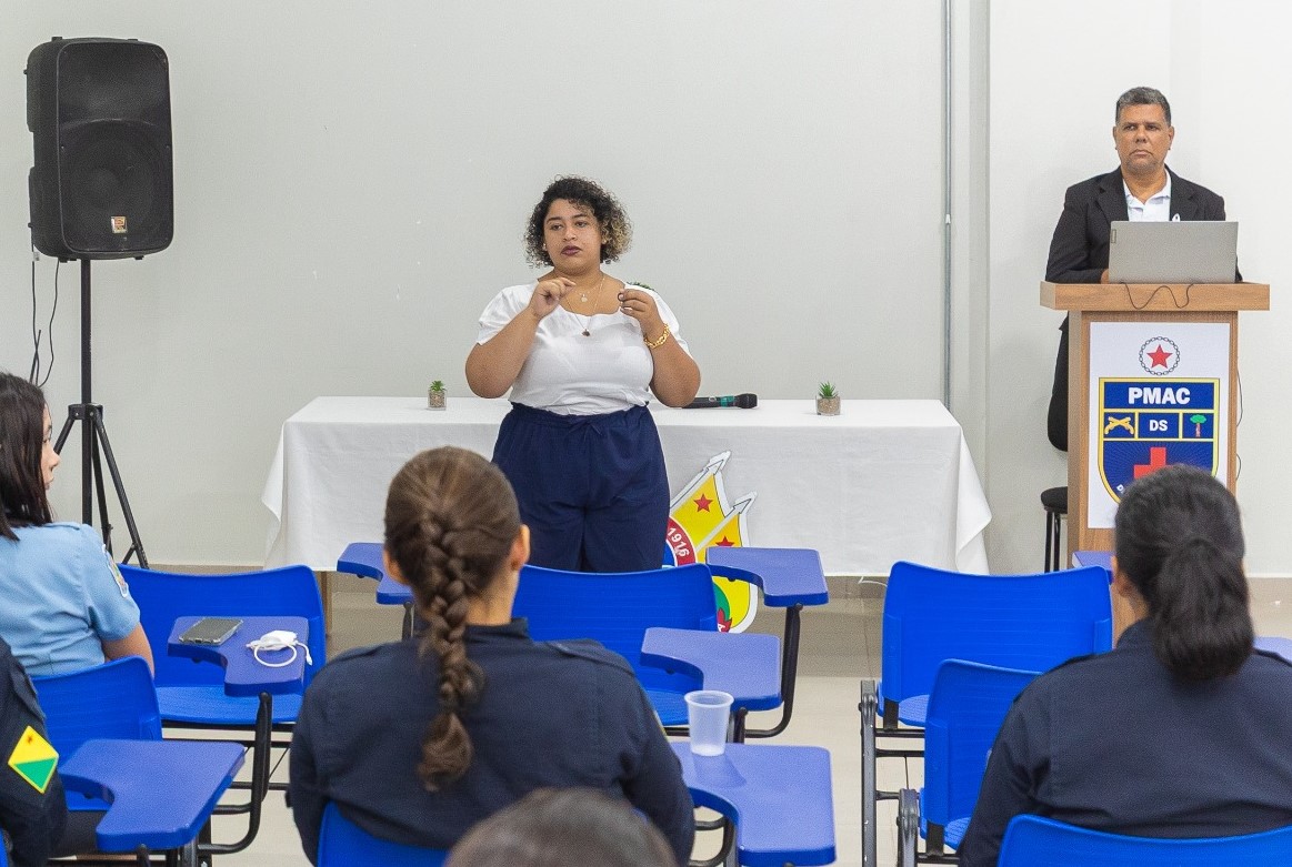 Psicóloga Victória Oliveira apresenta iniciativa de grupo terapêutico voltado a mulheres. Foto: Matheus Holanda/PMAC