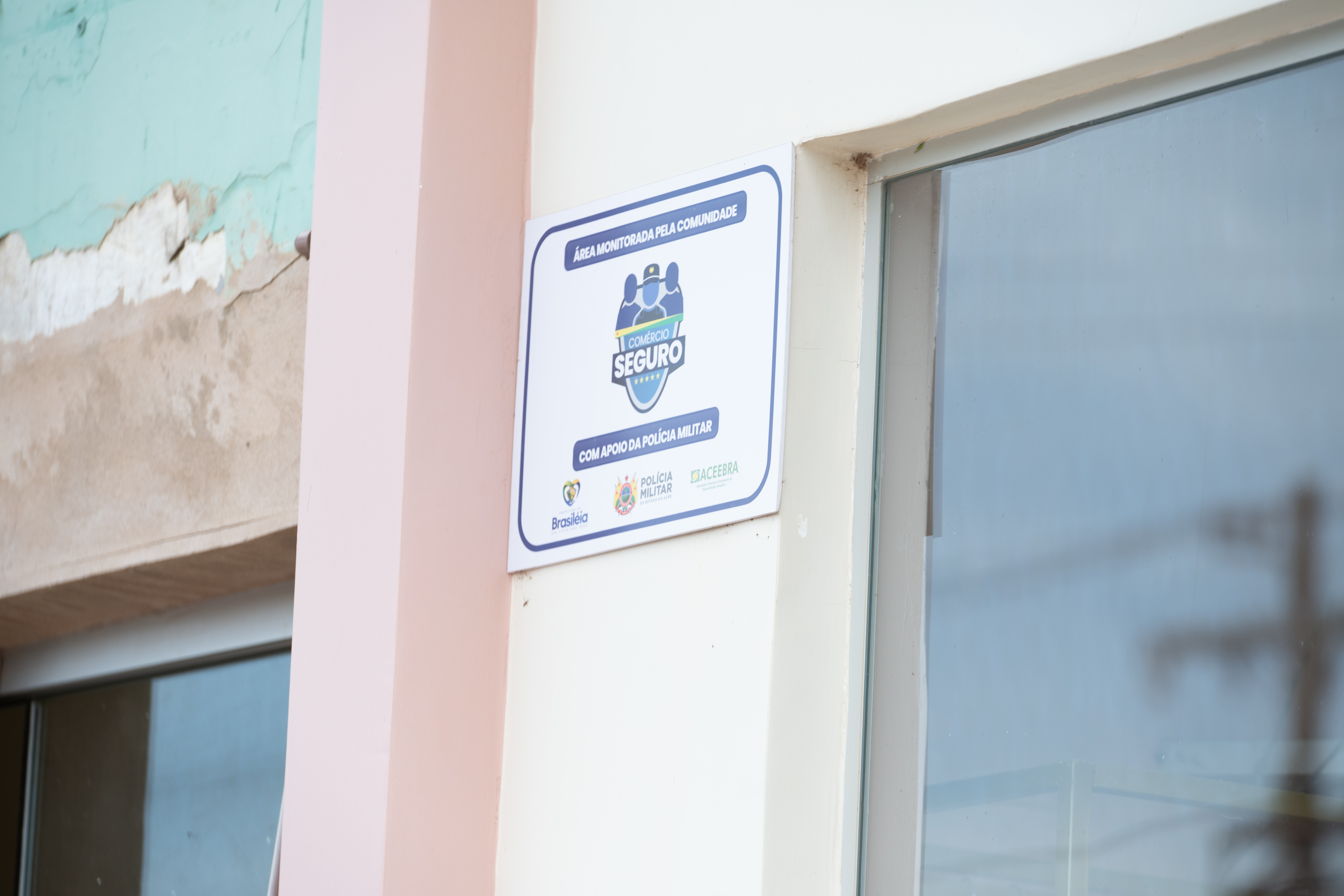 Placa de identificação dos comércios participantes do Programa Comércio Seguro. Foto: 3º sargento Silva Barbosa