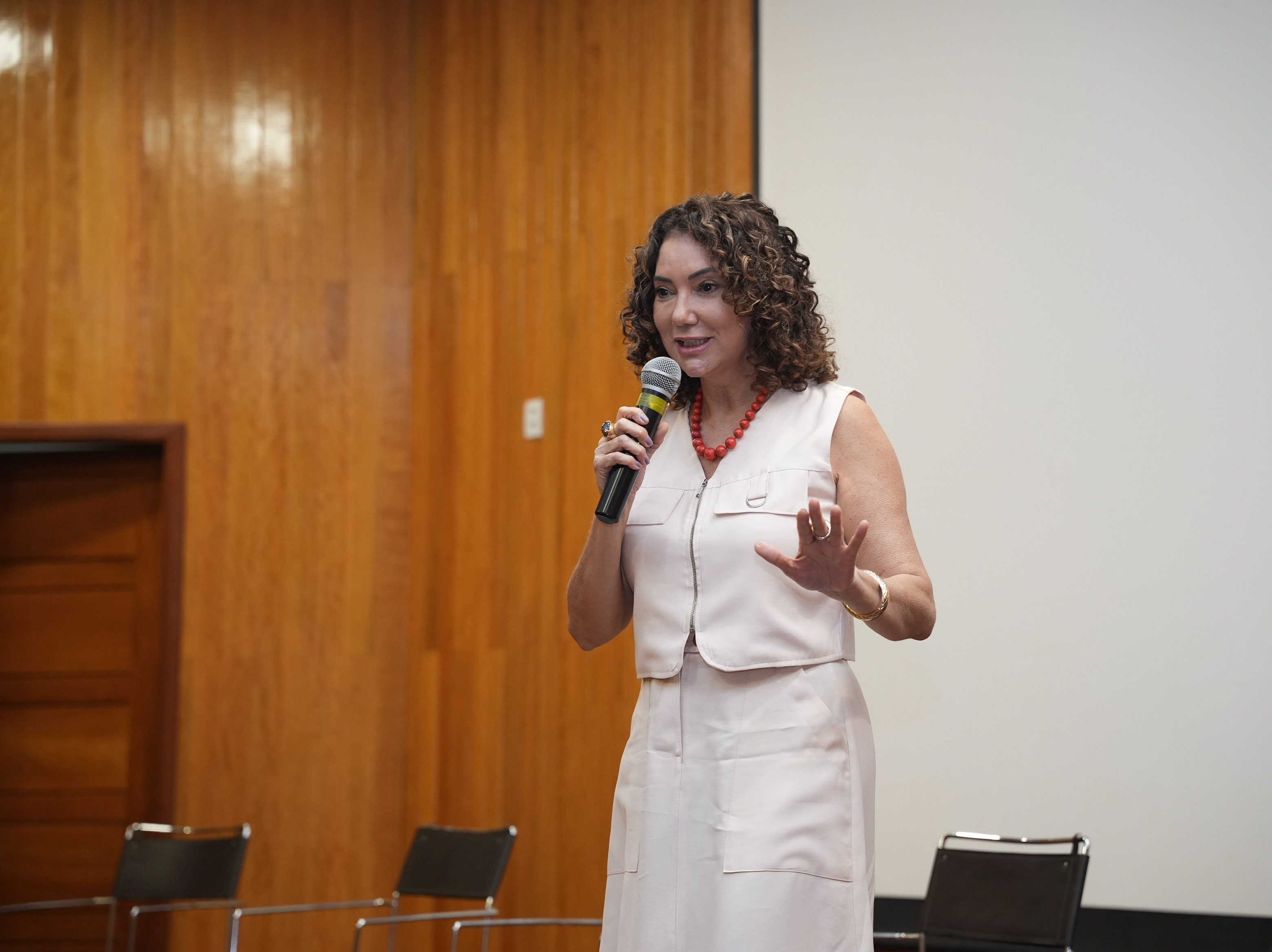 Dra. Maria de Fátima, promotora de Justiça, durante palestra sobre acolhimento e conscientização no enfrentamento à violência contra a mulher. Foto: Jhonatan Santos/PMAC