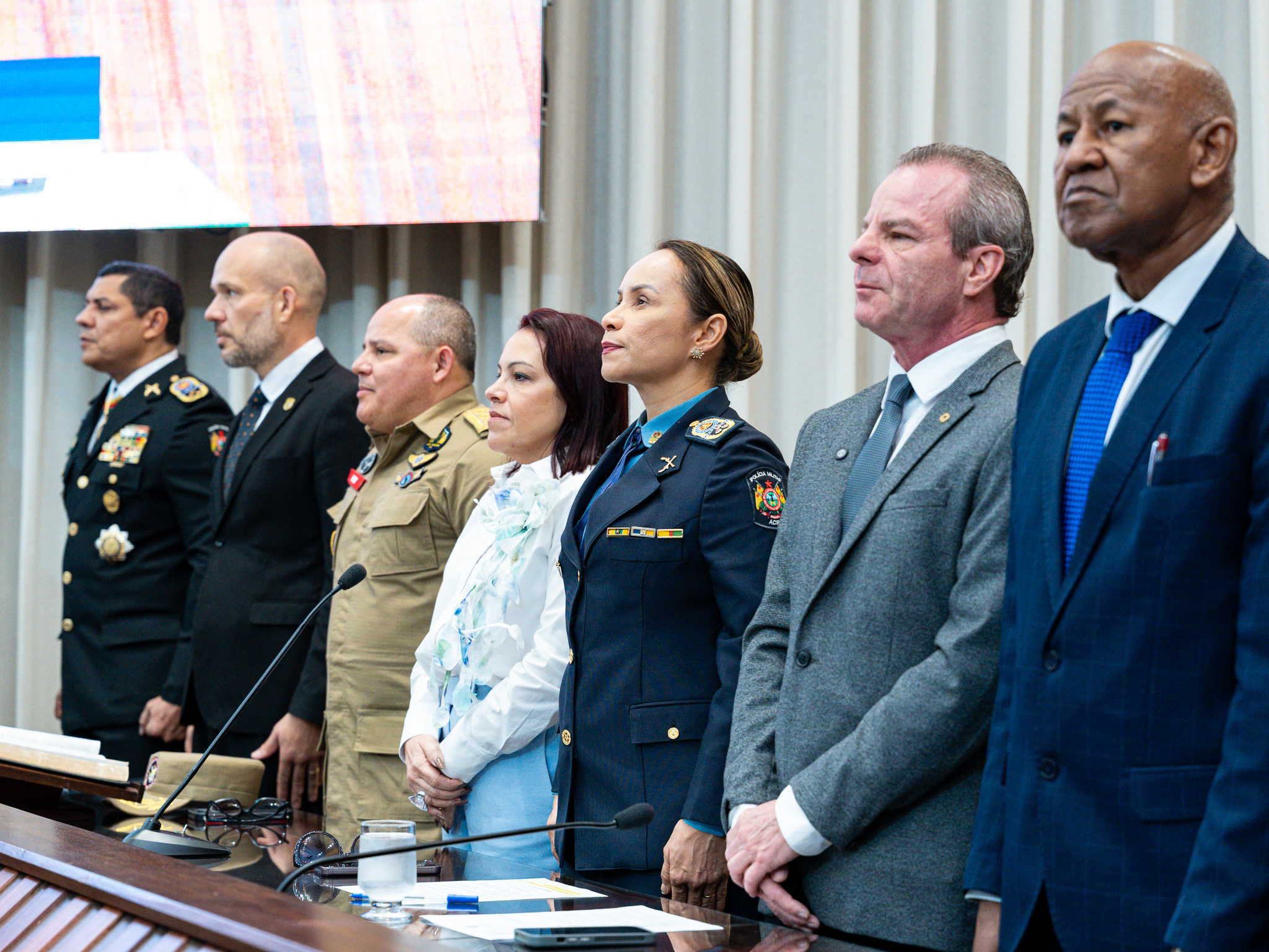 Mesa de honra da sessão solene, com deputado Pedro Longo ao centro. Foto: Davi Silva Barbosa/PMAC.