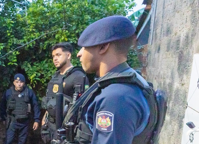 Policiais militares durante apoio operacional no cumprimento de mandados da Operação Pax. Foto: Matheus Holanda/PMAC